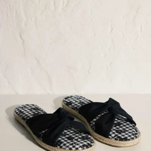 SANDALIAS CON ESTAMPADO VICHI FLORES