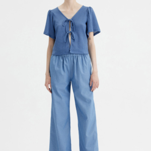 PANTALÓN RECTO VAQUERO CON VOLANTE AZUL